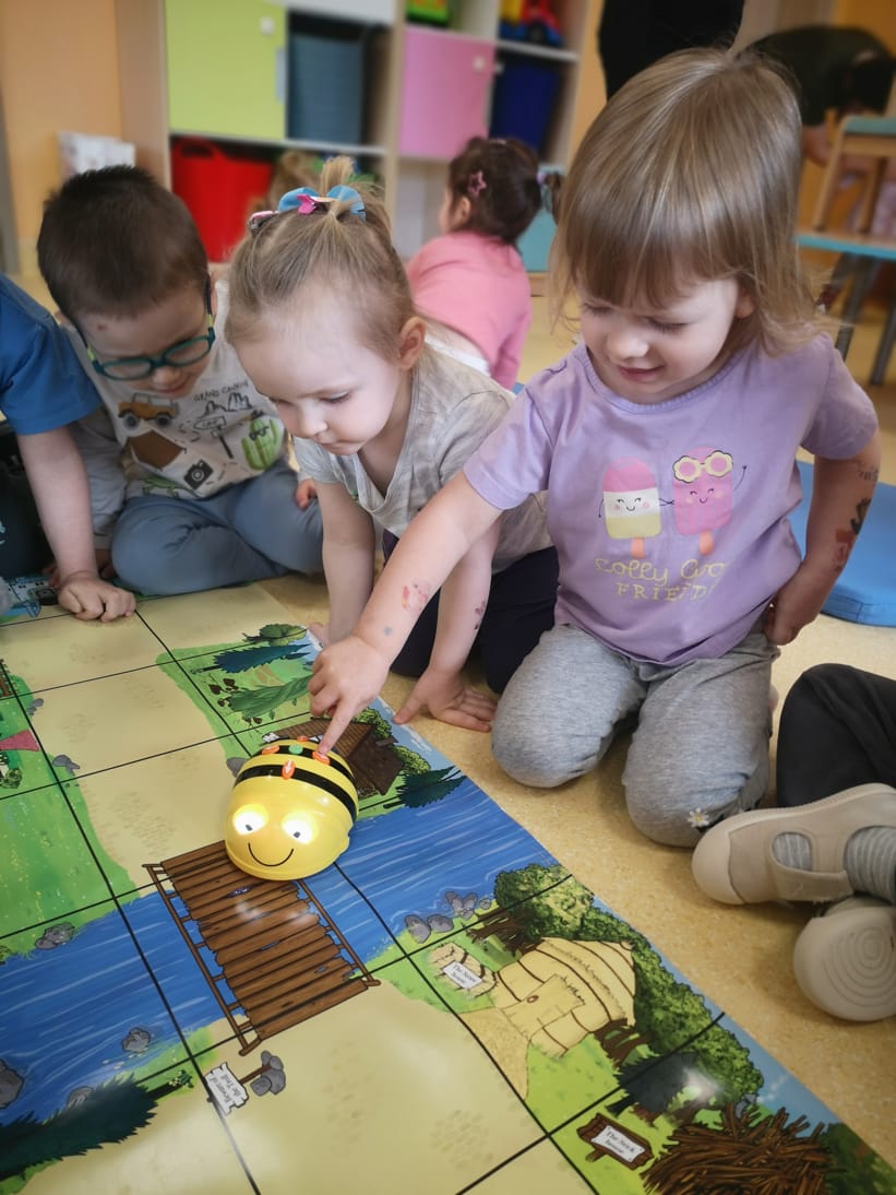 Pszczółka Bee-Bot w grupie Starszaków
